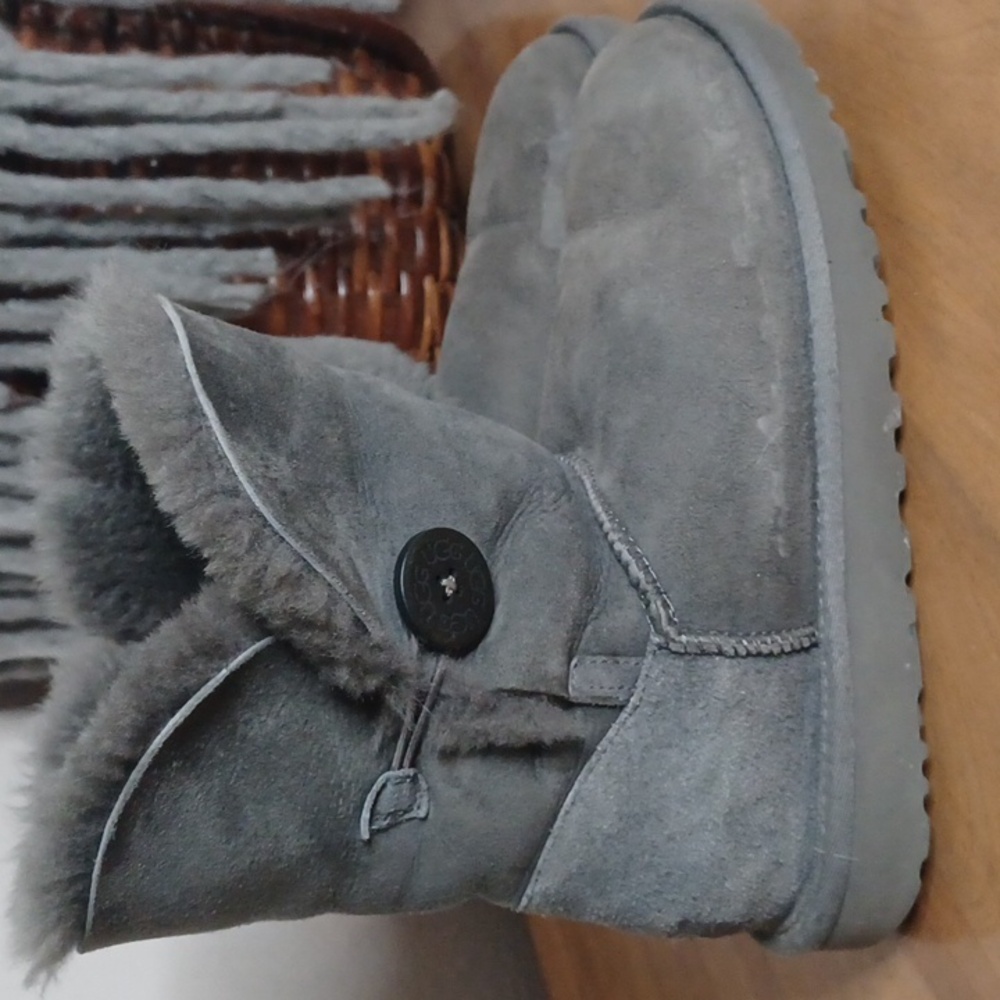 Uggs - Picture 8 of 8